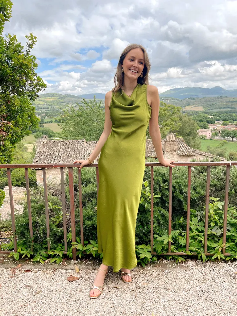 Robe satinée LAURA verte/dos nu 